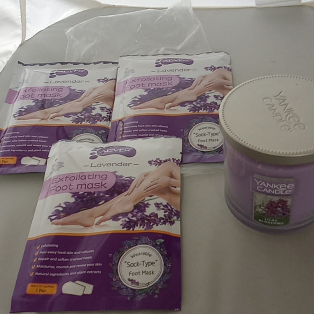 New Yankee Candle 7 oz jar Lilac Blossoms 3 pair Lavender Exfoliating Foot masks